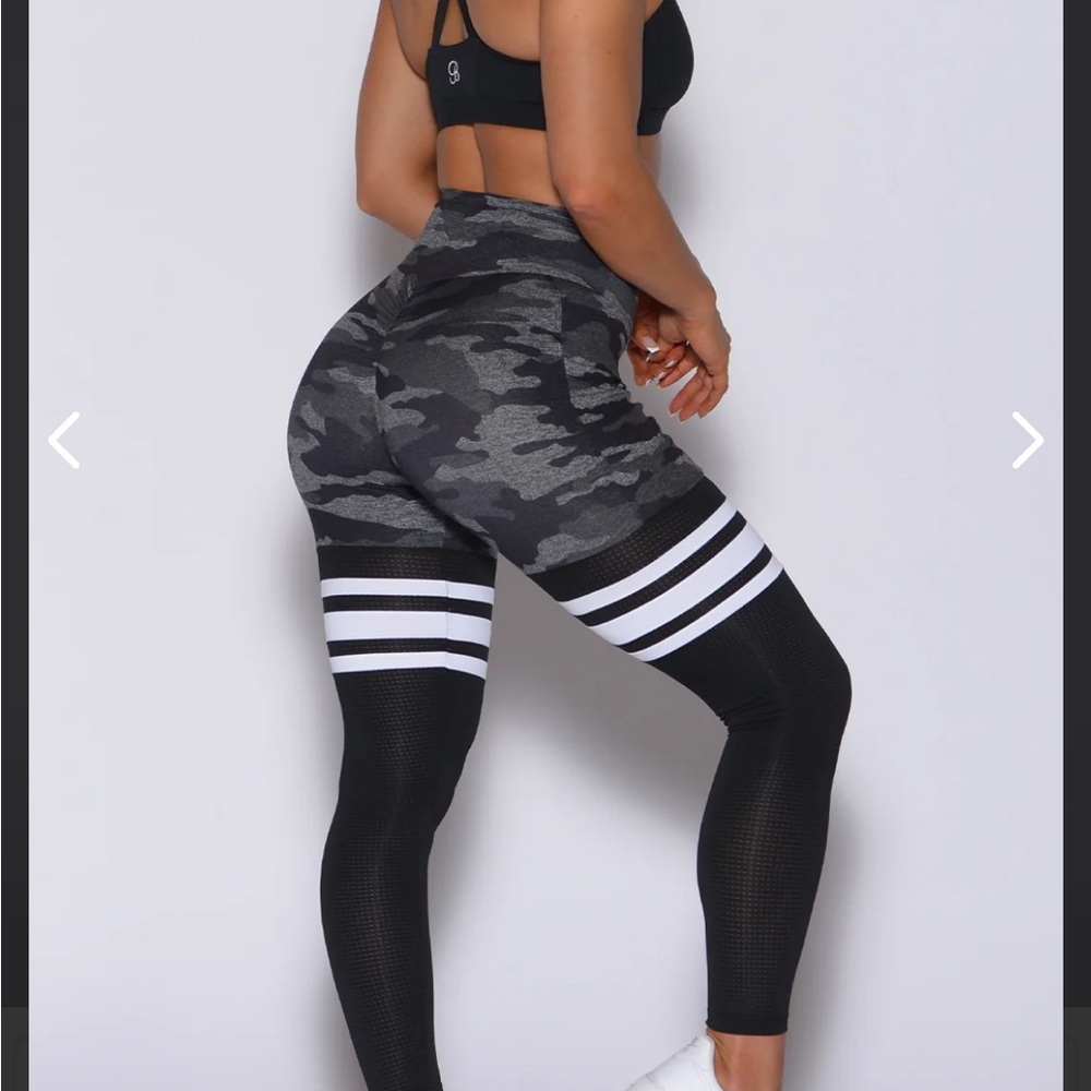 Bombshell sock legging with pockets and scrunch bottom size small NEW CONDITION